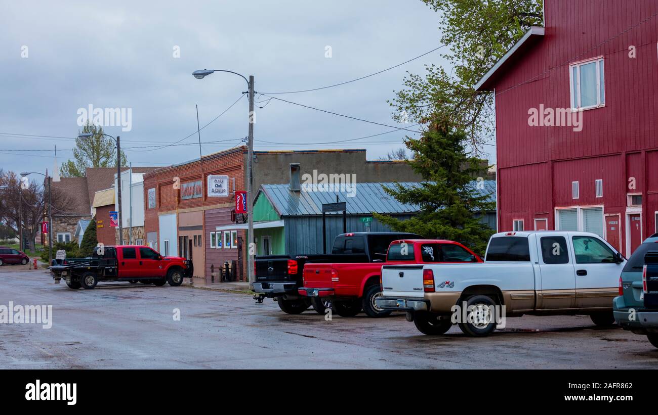 Maggio 21, 2019, Big Sandy, Montana, USA - vetrine del negozio di Big Sandy, Montana con parcheggiati i carrelli del raccoglitore Foto Stock