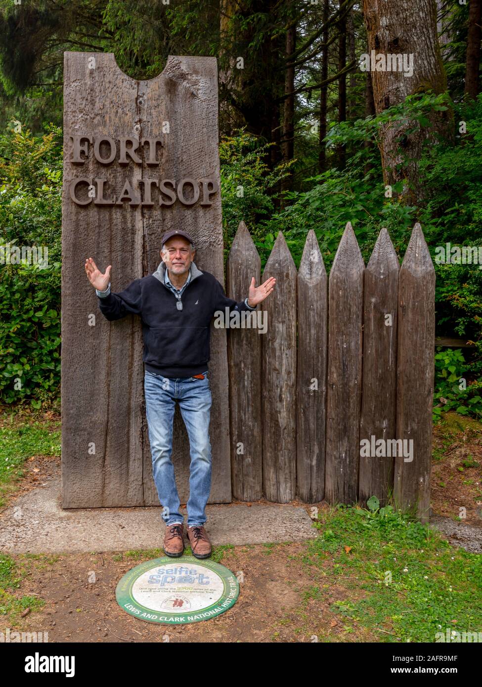 Il 28 maggio 2019, Astoria, OREGON, Stati Uniti d'America - Joe Sohm pone di fronte storico forte di Clatsop, Oregon, sito di Lewis e Clark Expedition - 1804-1806 al di fuori di Astoria, Oregon Foto Stock