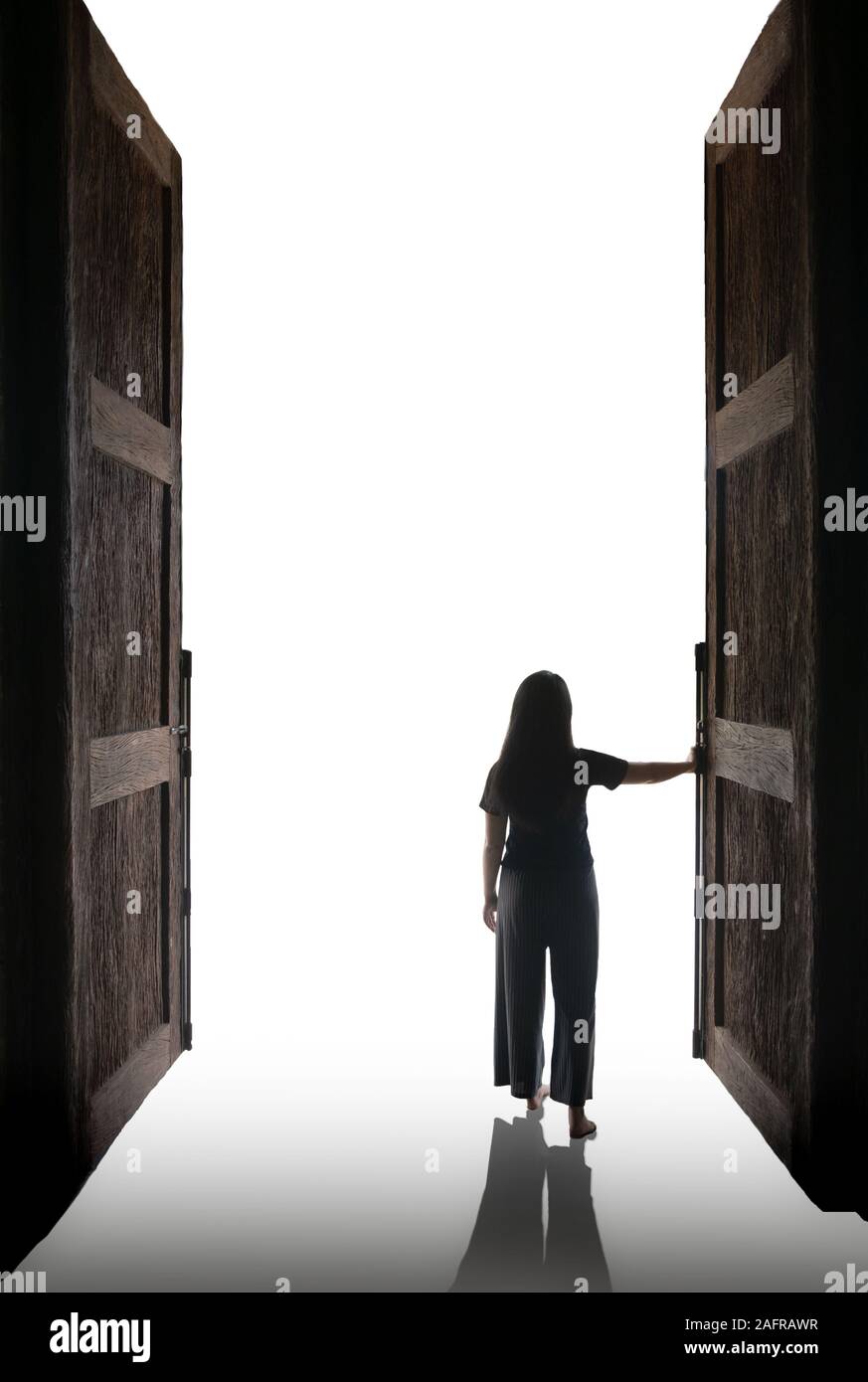 Donna aprire la grande porta in luce bianca, c'è una luce alla fine della destinazione Foto Stock