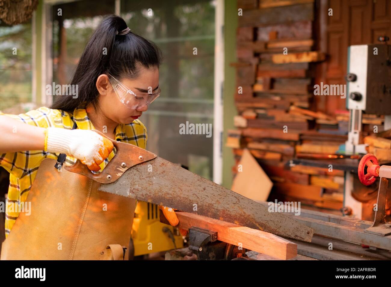 Le donne in piedi di segatura di legno su sfondo bavature Foto Stock