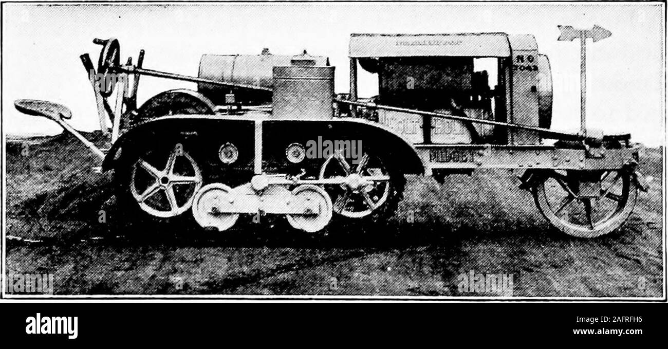 . Agricoltura occidentale. Figura 60.-la trebbiatura di potenza. pompe acqua, smazzare i mulini, le macine di osso, alfalfa Mills, latte-ing macchinari e molte altre macchine agricole può essere oper-ated a benzina o motori elettrici. Molto lavoro ingrato è elim-inated mediante l'uso di un piccolo motore per azionare tali homedevices come la macchina per cucire, lavatrice, strizzatore,aspirapolvere, il tasso di abbandono e il gelato nel freezer. Entrambi i gas-oline motori o i motori elettrici possono essere utilizzati. L'Automobile. È arrivato il tempo quando, undersome circostanze, l'automobile è una necessità. Si tratta. Figura 61.-Caterpillar Tractor. Macchinari per S Foto Stock