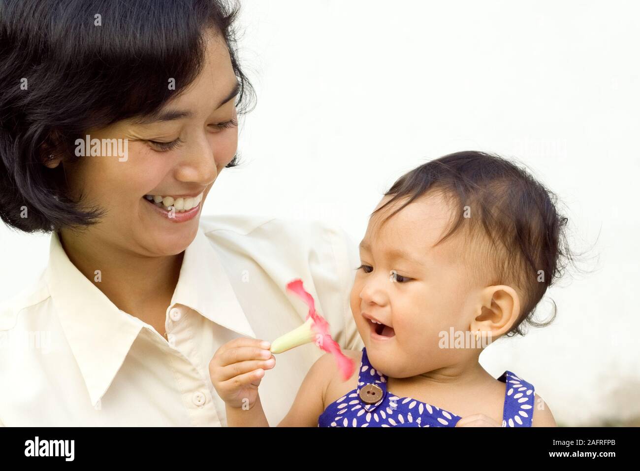 Ritratto di felice del sudest asiatico: famiglia lavora la madre e il bambino a giocare insieme avente un tempo di qualità Foto Stock