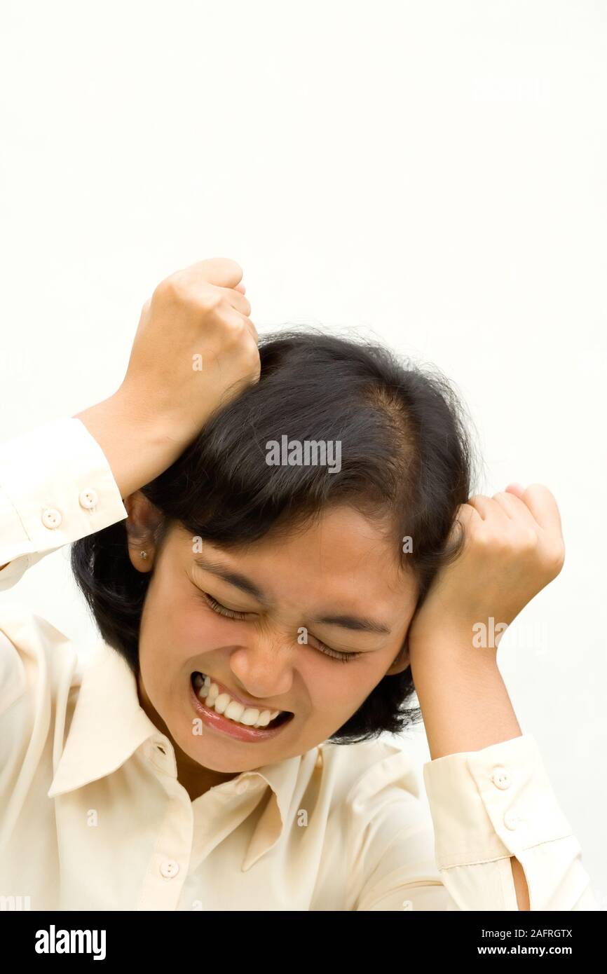 Ritratto concettuale del giovane adulto Asian imprenditrice con spiacevoli espressione facciale e gesto. Isolato su sfondo bianco Foto Stock
