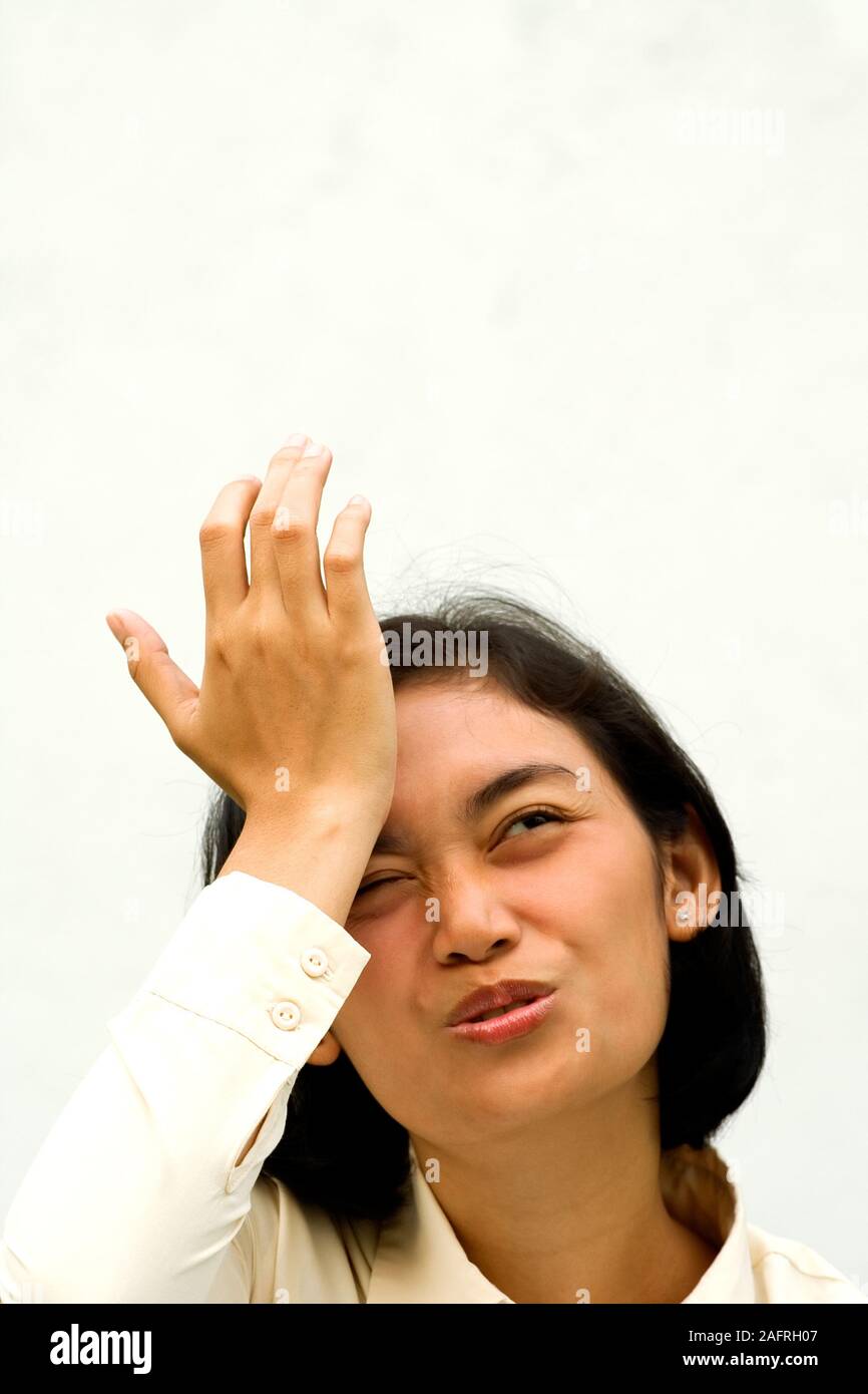 Immagine concettuale dei giovani asiatici Business donna sembra dimenticare qualcosa di importante Foto Stock