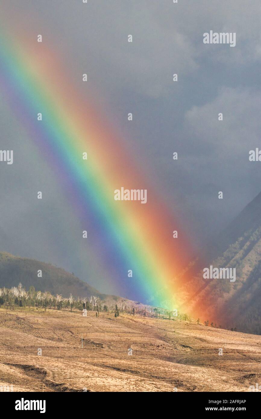 Colori brillanti di un arcobaleno attraverso le montagne di West Maui. Foto Stock
