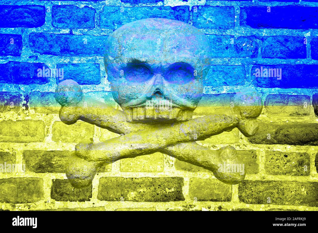 Bandiera dell'Ucraina dipinta su un muro di mattoni con un'immagine di un teschio e Ossa Croce, texture, sfondo. Foto Stock