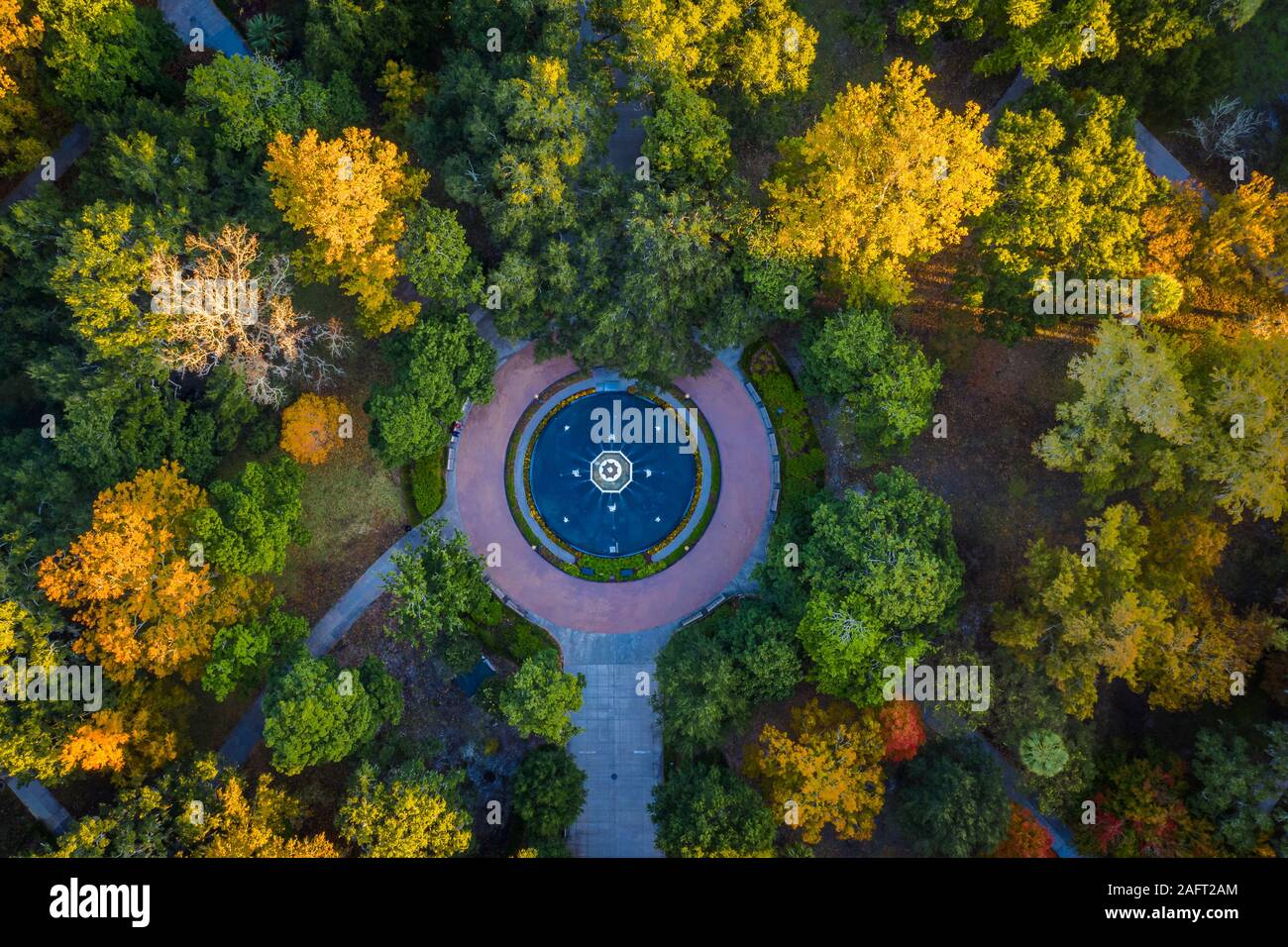 Forsyth Park è un grande parco cittadino che occupa 30 acri nel quartiere storico di Savannah, Georgia. Foto Stock