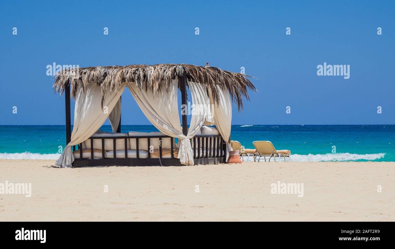 Marsa Matruh, Egitto. Eleganti gazebo sulla spiaggia. Incredibile mare tropicale, blu turchese e verde. Contesto rilassante. Nessuno sulla spiaggia. F Foto Stock