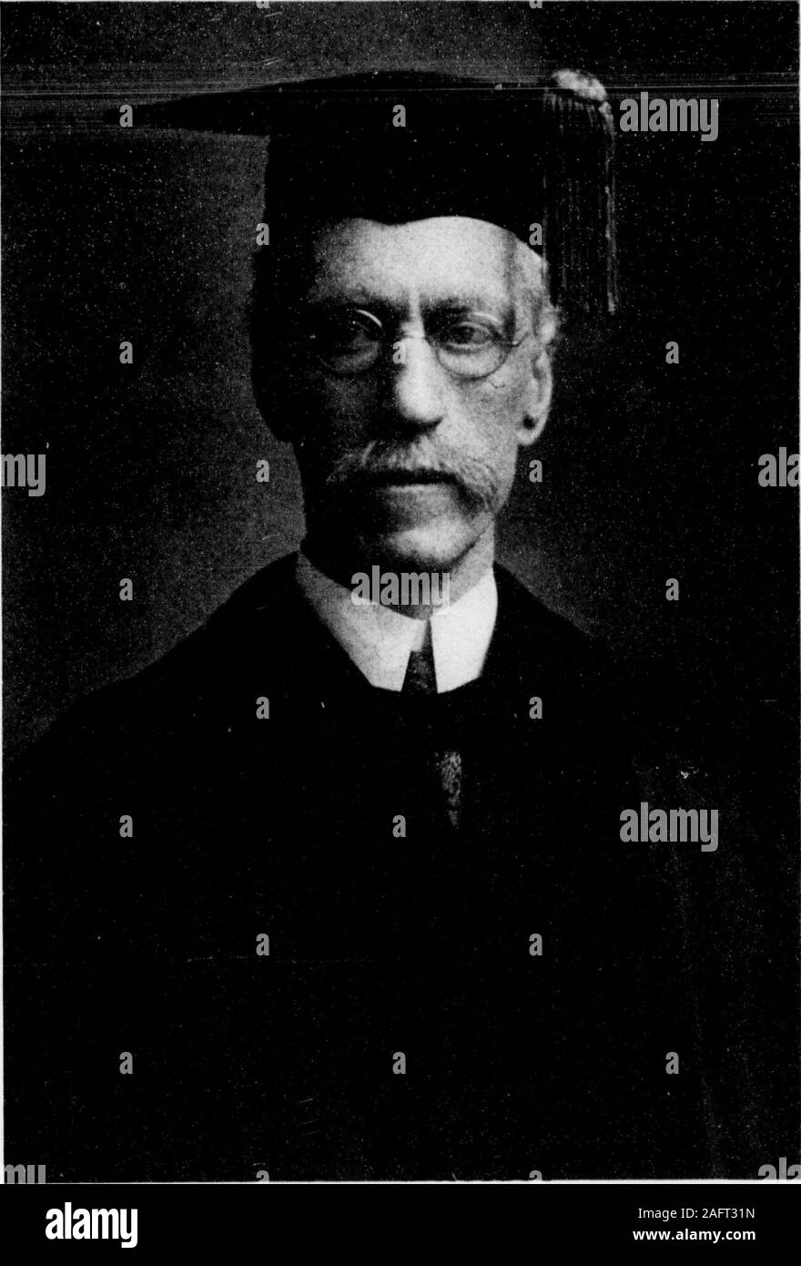 . Highland Echo 1915-1925. Gio-giorno 9 giugno, Presidente Samuel T. WILSON un-nounced una nuova campagna per i fondi per il Col-lege, noto come l'emergenza Forwardl^und di $250,0UU. La sua dichiarazione come fondo tothis segue: •quando il fondo del centenario del 1919 wasplanned nel 1915, si era creduto che quando se-cured, sarebbe molto confortevolmente peril necessita del Collegio; e che la Collegemight eventualmente avere come un lungo periodo senza nuovamente forendowment campagna come in-tervened trala avanti FundCampaign in 1908e il fondo CentennialForward in1919. Ma due nazioni unite-previsto fatti impedito t Foto Stock
