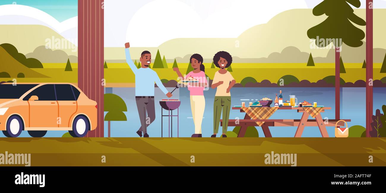 Gli amici la preparazione di hot dog sul grill americano africano l uomo e la donna avendo divertimento picnic barbecue party concetto park o la banca di fiume paesaggio piatto di sfondo per tutta la lunghezza orizzontale illustrazione vettoriale Illustrazione Vettoriale