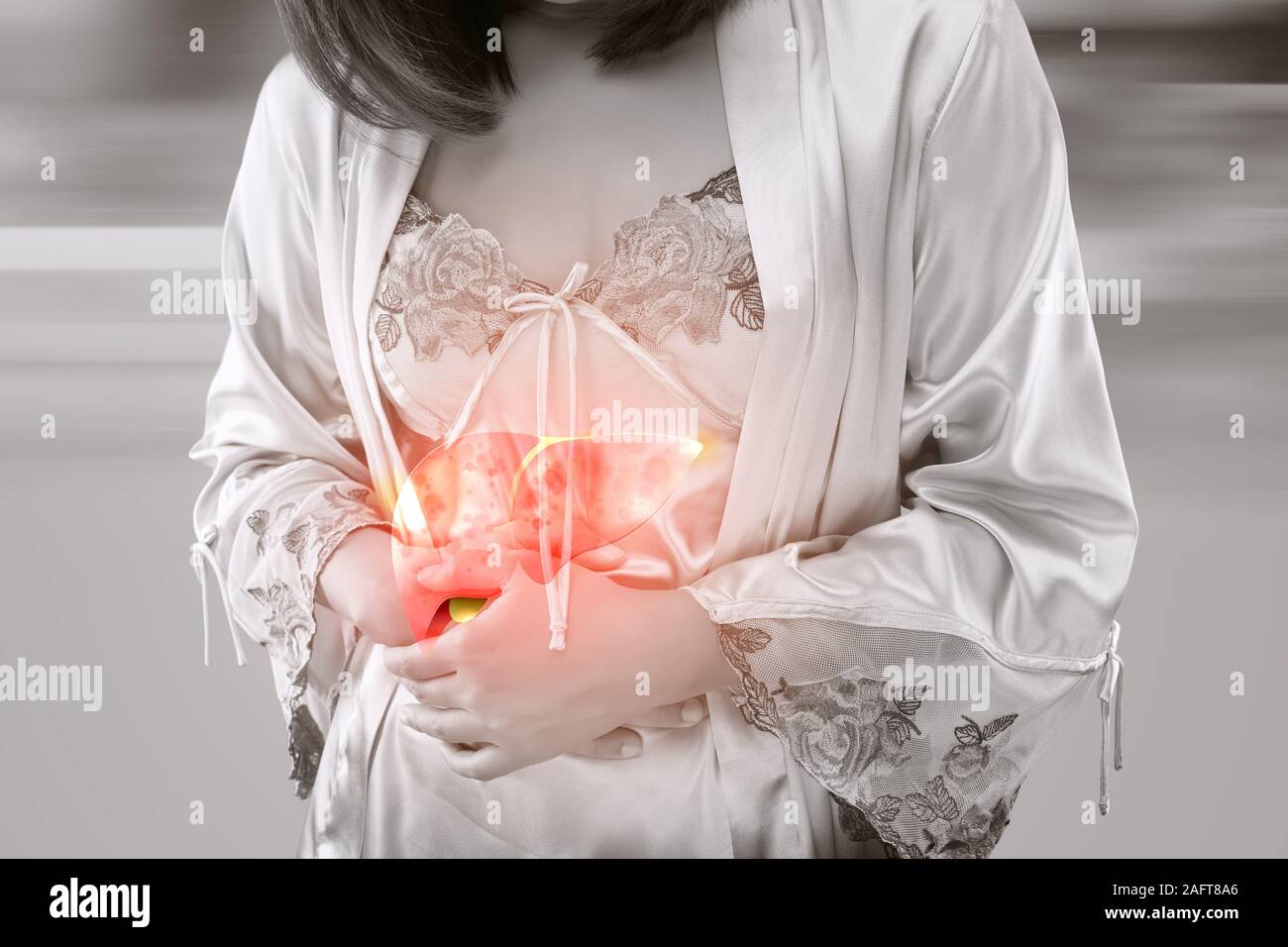 L'illustrazione del fegato è sul corpo di donna contro uno sfondo grigio, malattia del fegato o di epatite, concetto con problema di corpo e di anatomia femminile Foto Stock