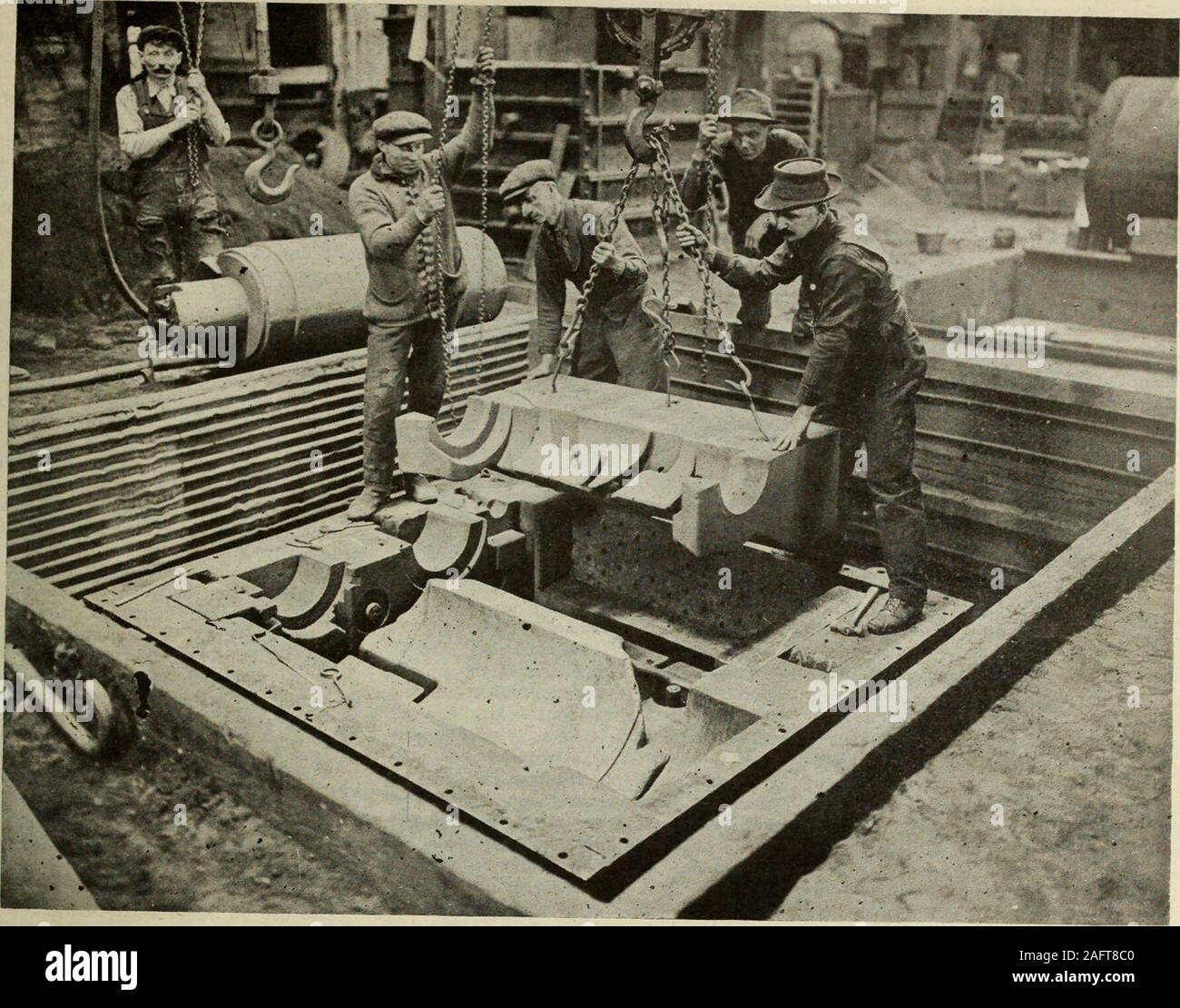 . Canadian fonditore (1918). FIG. 3-la metà superiore del nucleo di testa essendo abbassato in posizione temporaneamente. CHAPLETS prigioniero nella canna del cilindro in argilla PLACEOF sfere, anche spazio retro del nucleo del torace per facili tate anime di legatura in posizione nonché consentire FORESCAPE DI GAS DA anime. Novembre, 1918 CANADIAN FONDITORE 269. FIG. 5-core viene abbassato IN POSIZIONE DI RESISTENZA DI ALTA PRESSIONE DEL PISTONE DEL CILINDRO DELLA VALVOLA. il trascinamento. Esso potrebbe essere spiegato che thedrag è dotato di barre simile a far fronte a sist nel ceppo resistente. Mentre il halfpattern e la trascina erano sul follow-board preparatori di avvio dello stampo,ferri da stiro sono plac Foto Stock