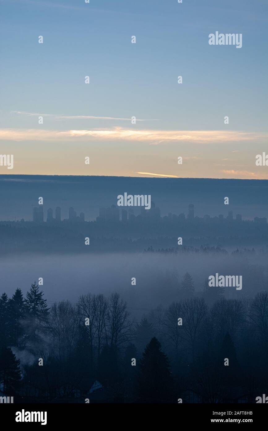 Cancellare il cielo sopra il Metrotown ricoperto da una fitta nebbia Foto Stock