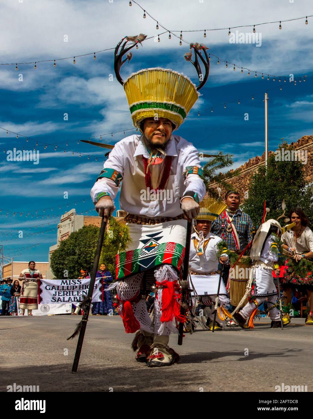 Agosto 10, 2019 - GALLUP NEW MEXICO, STATI UNITI D'AMERICA - Ritratti dei Nativi Americani con corna di alce a 98Gallup Inter-tribal Indian Ceremonial, Nuovo Messico Foto Stock