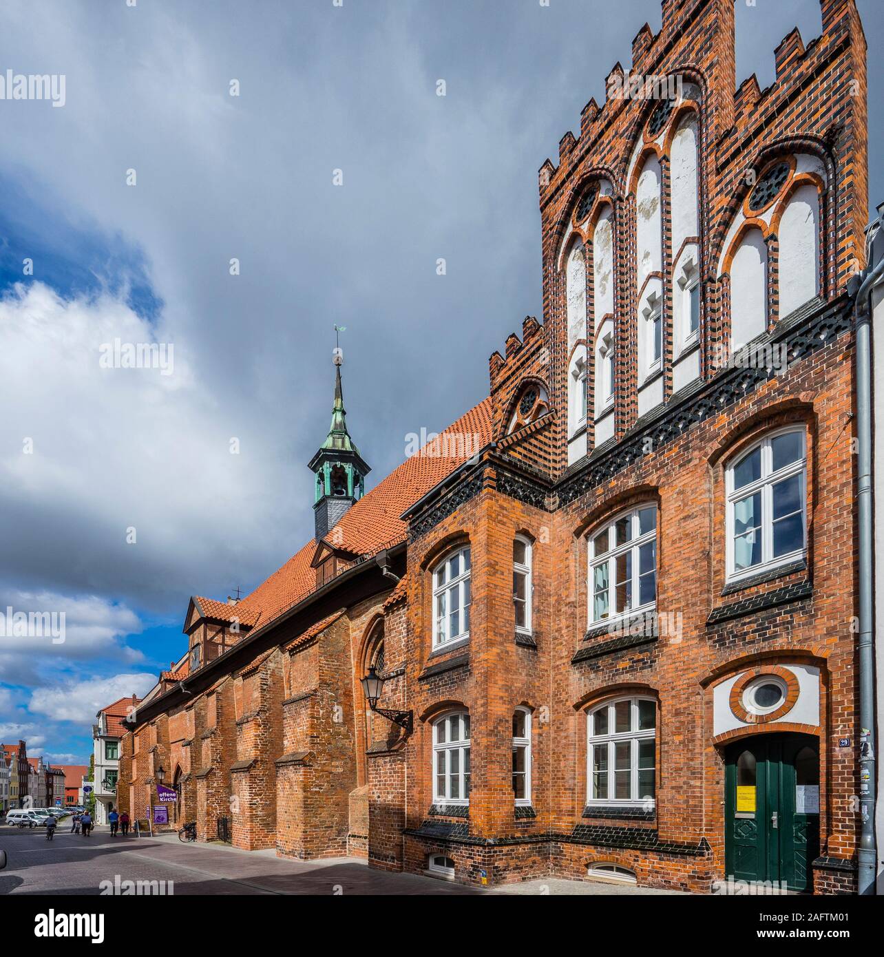 Il XIII secolo rosso mattone architettura della chiesa del Santo Spirito e ospedale nella città anseatica di Wismar, Meclenburgo-Pomerania Occidentale, Germania Foto Stock