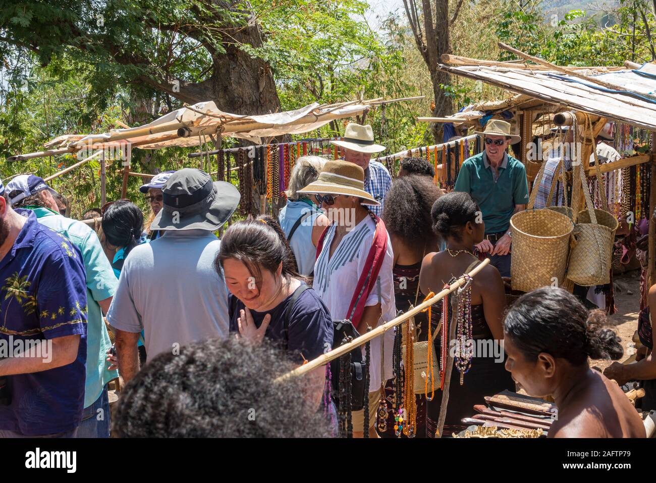 Expedition cruise nave passeggeri da Ponant L'Austral Takpala visita il villaggio tradizionale, Kalabahi, Indonesia Foto Stock