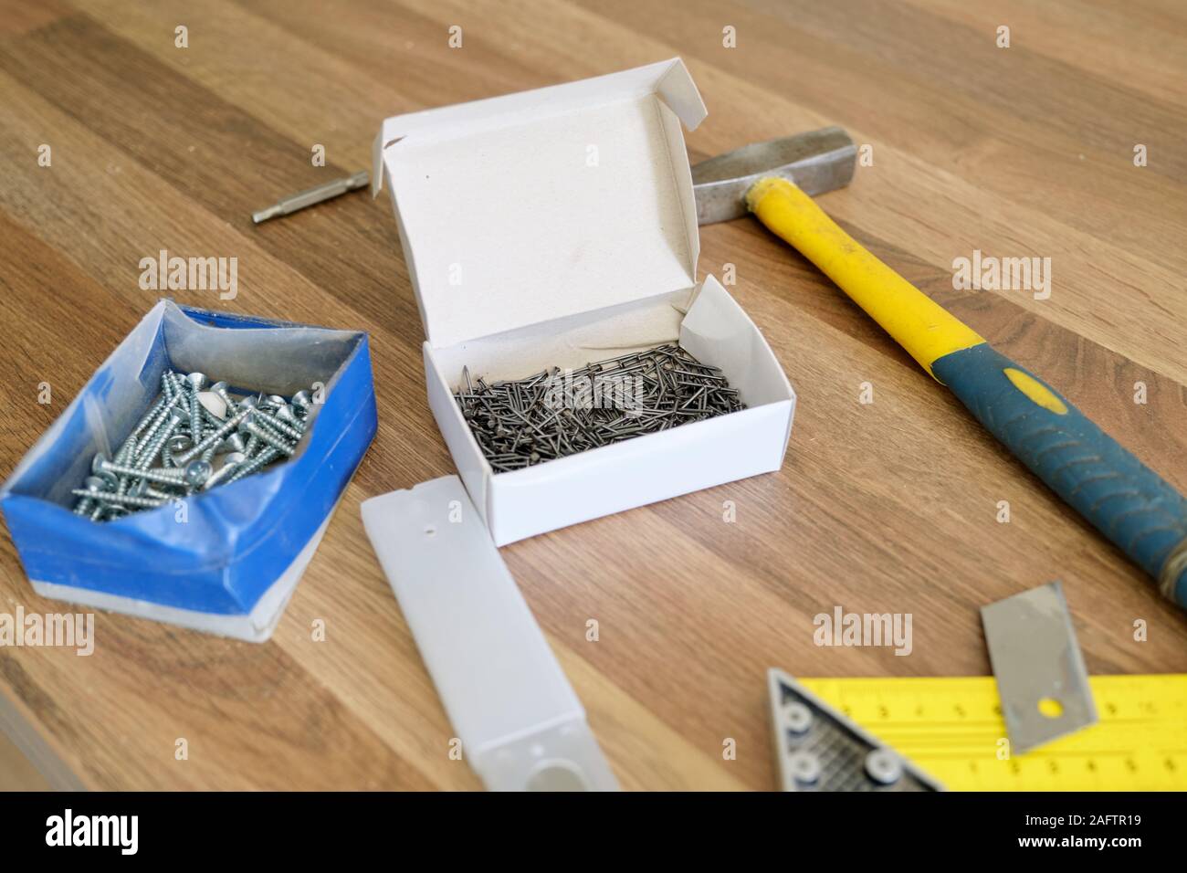 Martello, chiodi, cancelleria Coltello con lama, viti di assemblaggio di mobili Foto Stock