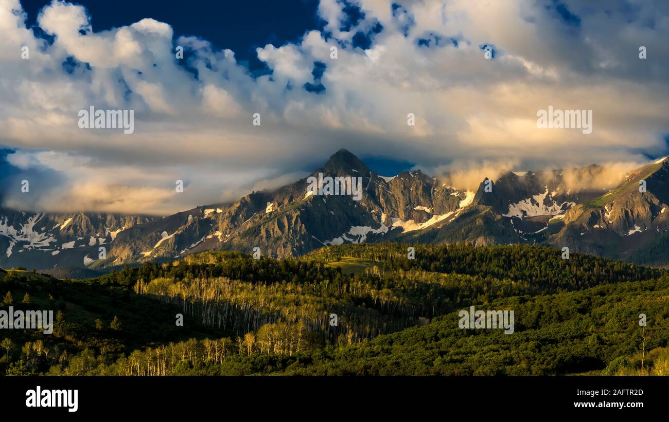 2 agosto 2019 - MONTE SNEFFELS, COLORADO, Stati Uniti d'America - Alba sul panoramico monte Sneffels dei monti San Juan al di fuori di Ridgway e Telluride Colorado, 14,158 metri di altitudine Foto Stock