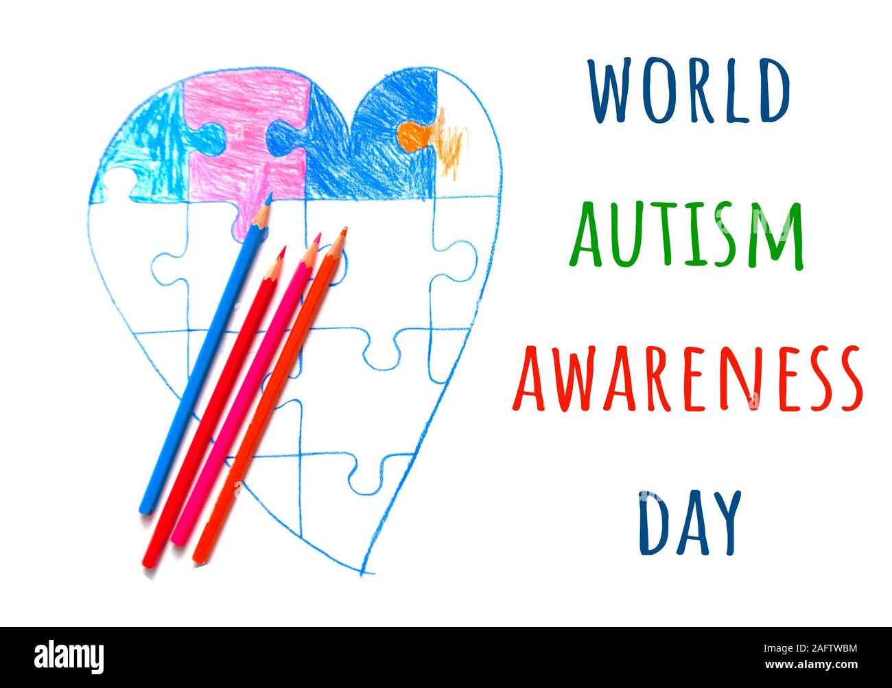 Bambino colorato disegnato nel cuore con puzzle su uno sfondo bianco come un simbolo di autismo. Foto Stock