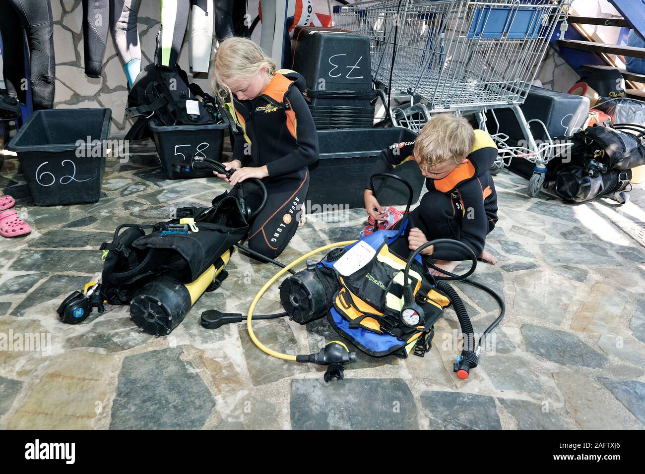 I bambini la preparazione di attrezzatura subacquea per il discover scuba diving, Zante Island, Grecia Foto Stock
