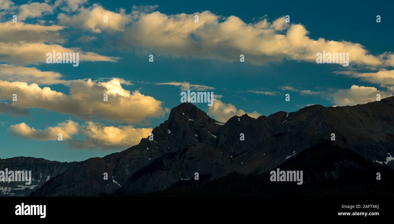 Agosto 16, 2019, HASTINGS MESA, COLORADO - Bianco puffy nuvole passare da S9 Montagna, Hastings Mesa, Ridgway/Telluride Colorado Foto Stock