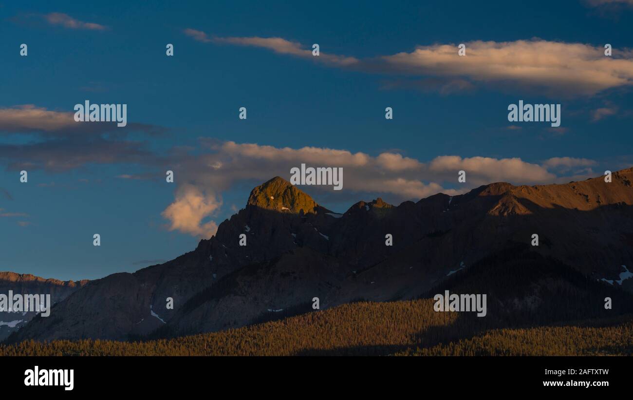 Agosto 16, 2019, HASTINGS MESA, COLORADO - Bianco puffy nuvole passare da S9 Montagna, Hastings Mesa, Ridgway/Telluride Colorado Foto Stock