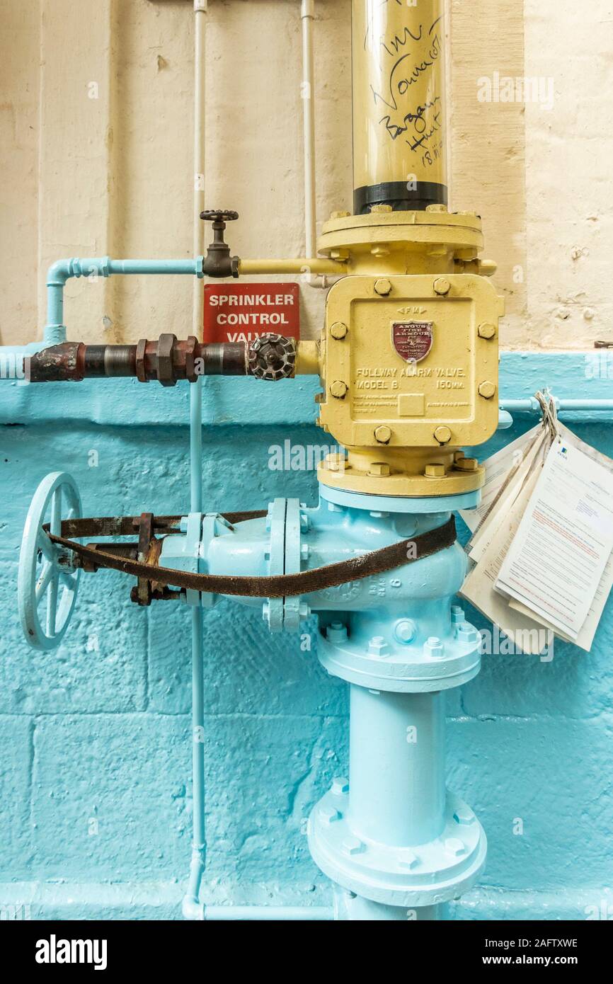 In prossimità della valvola di controllo sprinkler e tubazioni di acqua in Sir Richard Arkwright il cotone e il mulino di tessili a Masson Mills Museum DERBYSHIRE REGNO UNITO Foto Stock