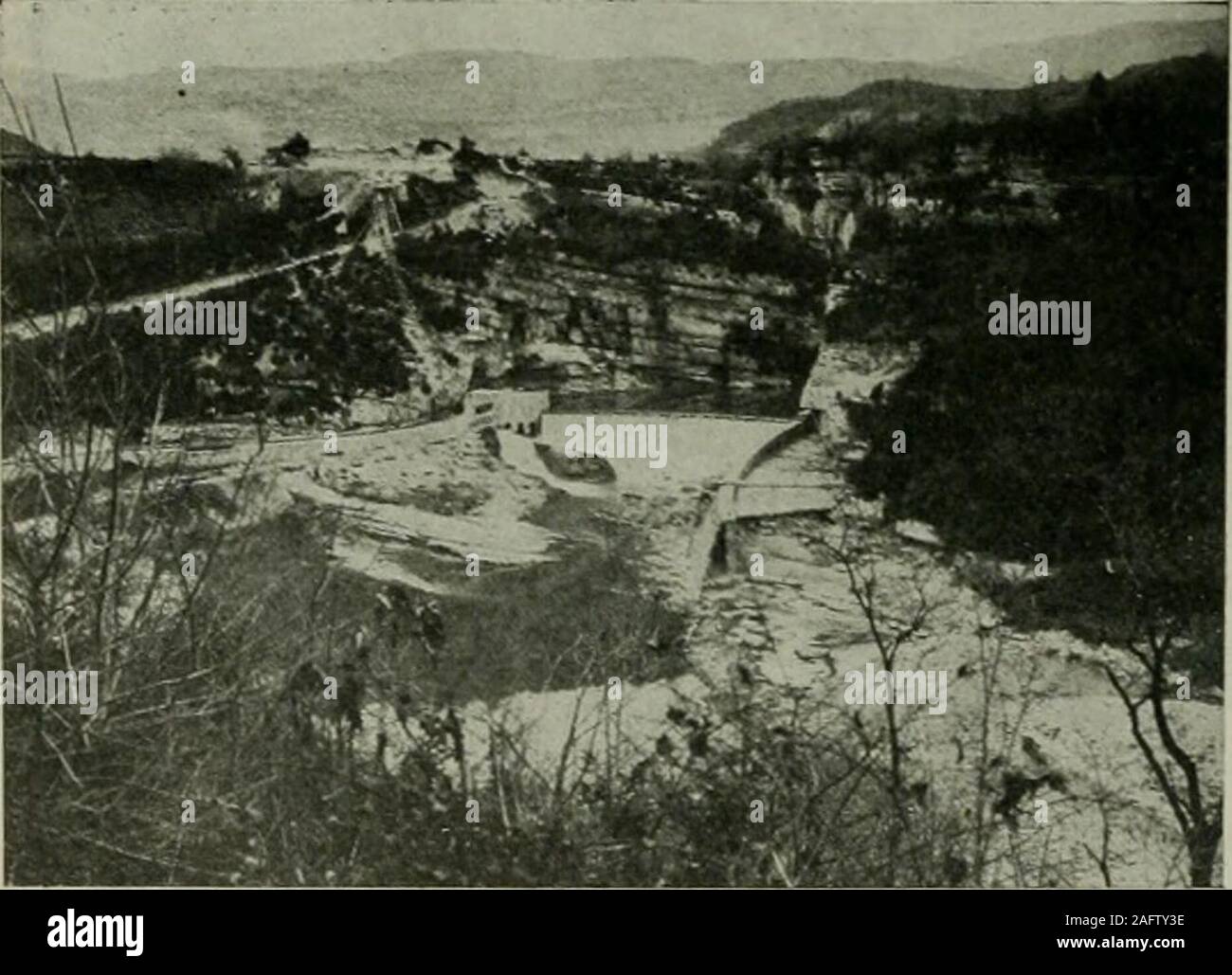 . Mondo elettrico. ades ad angolo più acuto delcarrello interno o quinta fila sono per alta o bassa dell'acqua. Un jacketof scorrevole la piastra in acciaio costruzione azionato da un servocomando meccanico-motorby mezzo di smusso, vite e dado. Regola la immissione di acqua.La Piccard che disciplinano il sistema è in uso su ogni turbina. La dinamo albero è collegato con l'albero della turbina per anelastic accoppiamento isolante del sistema Raffard. La dinamo delcarrello Oerlikon alternata trifase di tipo di induttore, sviluppare 7.500V con una tensione di fase di 4,330. poiché l'avvolgimento di indotto isstar-collegato. L'intensità di corrente è 50 amp Foto Stock