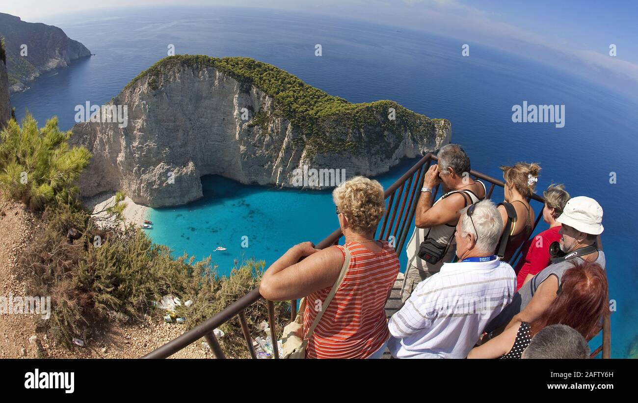 Per coloro che godono della vista sul naufragio Bay, una delle più belle spiagge in Grecia Zante Island, Grecia Foto Stock