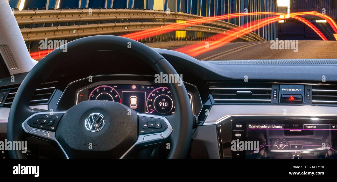 Il cockpit e al volante di una Volkswagen Passat guida su un ponte in  acciaio di notte Foto stock - Alamy