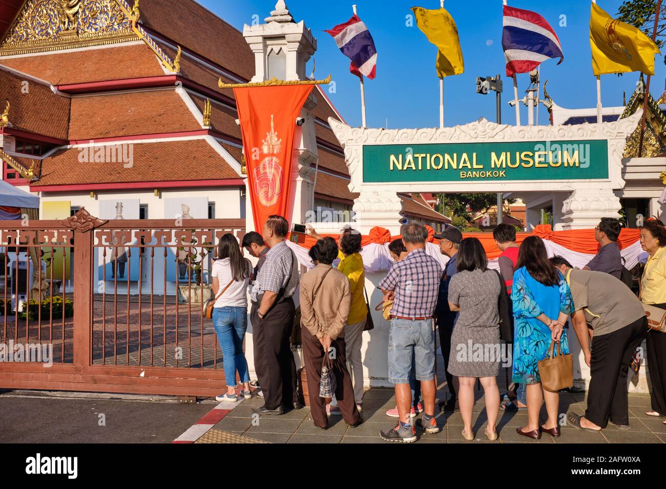 Un inizio di mattina la folla di fronte al Museo Nazionale di Bangkok, Thailandia, attende l'apertura del museo per visitare una speciale mostra temporanea Foto Stock
