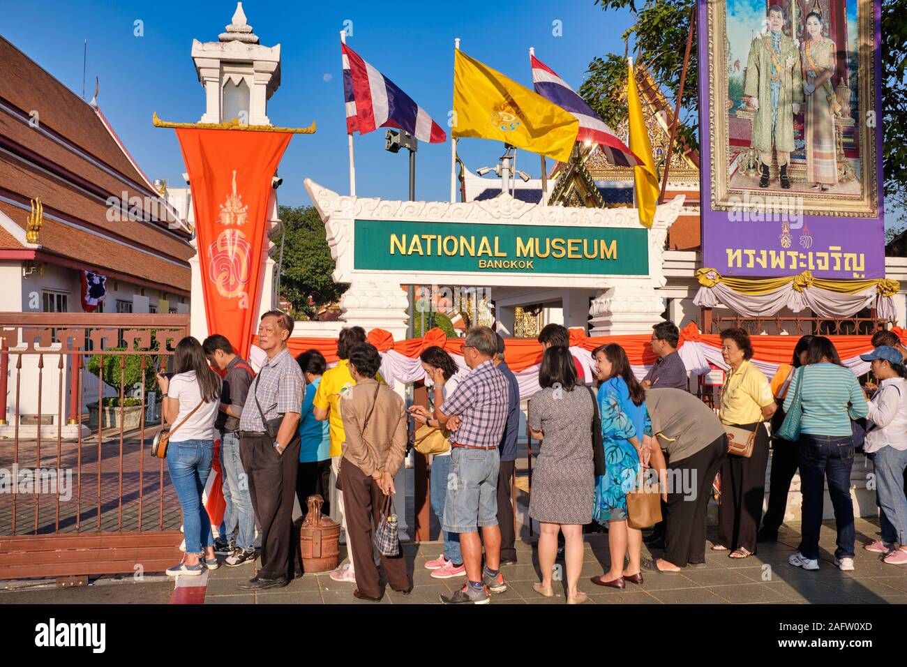 Un inizio di mattina la folla di fronte al Museo Nazionale di Bangkok, Thailandia, attende l'apertura del museo per visitare una speciale mostra temporanea Foto Stock