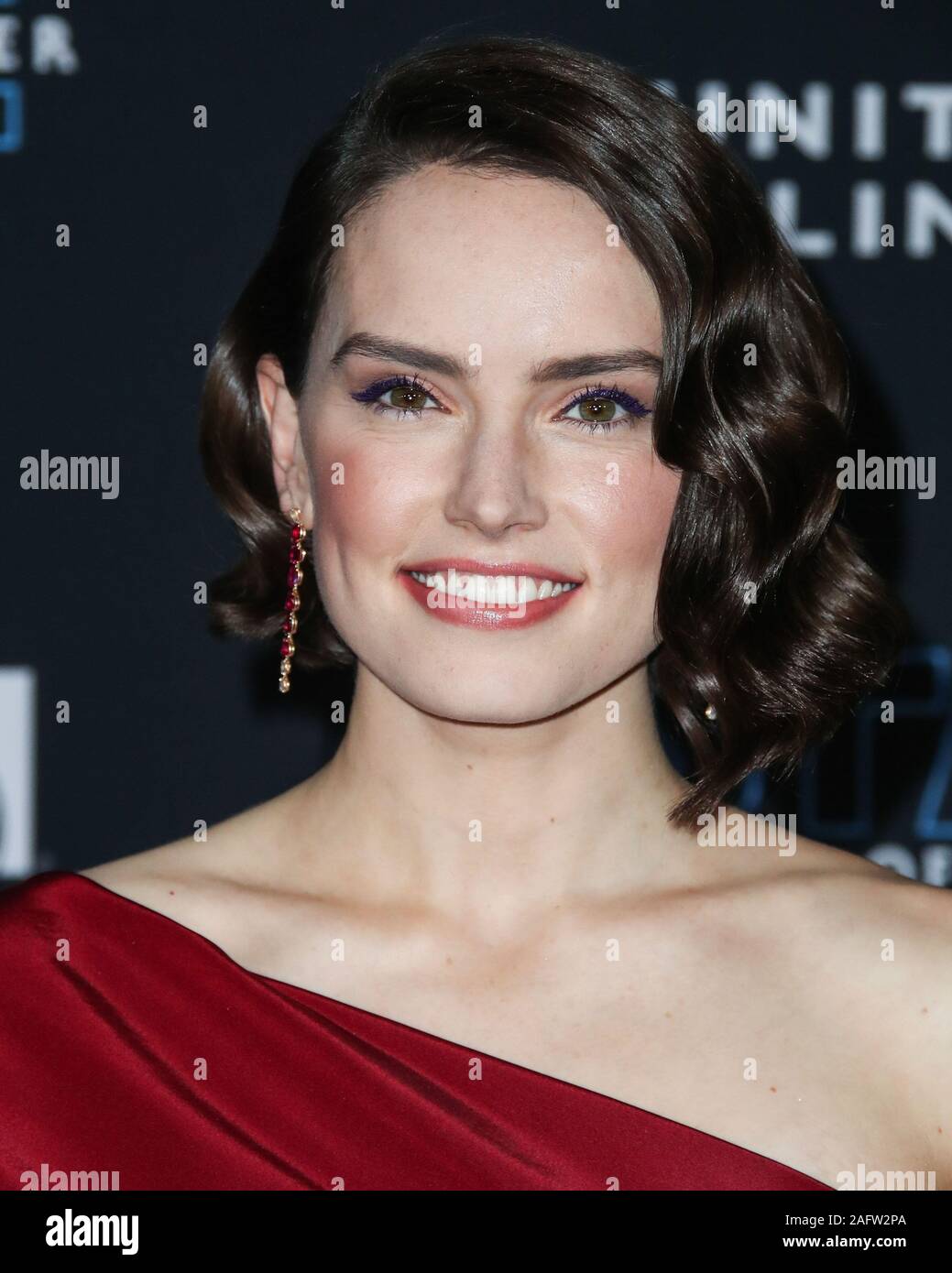 Hollywood, Stati Uniti. Xvi Dec, 2019. HOLLYWOOD e LOS ANGELES, CALIFORNIA, STATI UNITI D'America - 16 dicembre: attrice Daisy Ridley indossando un Oscar de la Renta dress arriva alla Premiere mondiale di Disney's "Star Wars: Il luogo di Skywalker" tenutasi presso l'El Capitan theater sul dicembre 16, 2019 a Hollywood e Los Angeles, California, Stati Uniti. (Foto di Xavier COLLIN/Image Press Agency) Credito: Image Press Agency/Alamy Live News Foto Stock