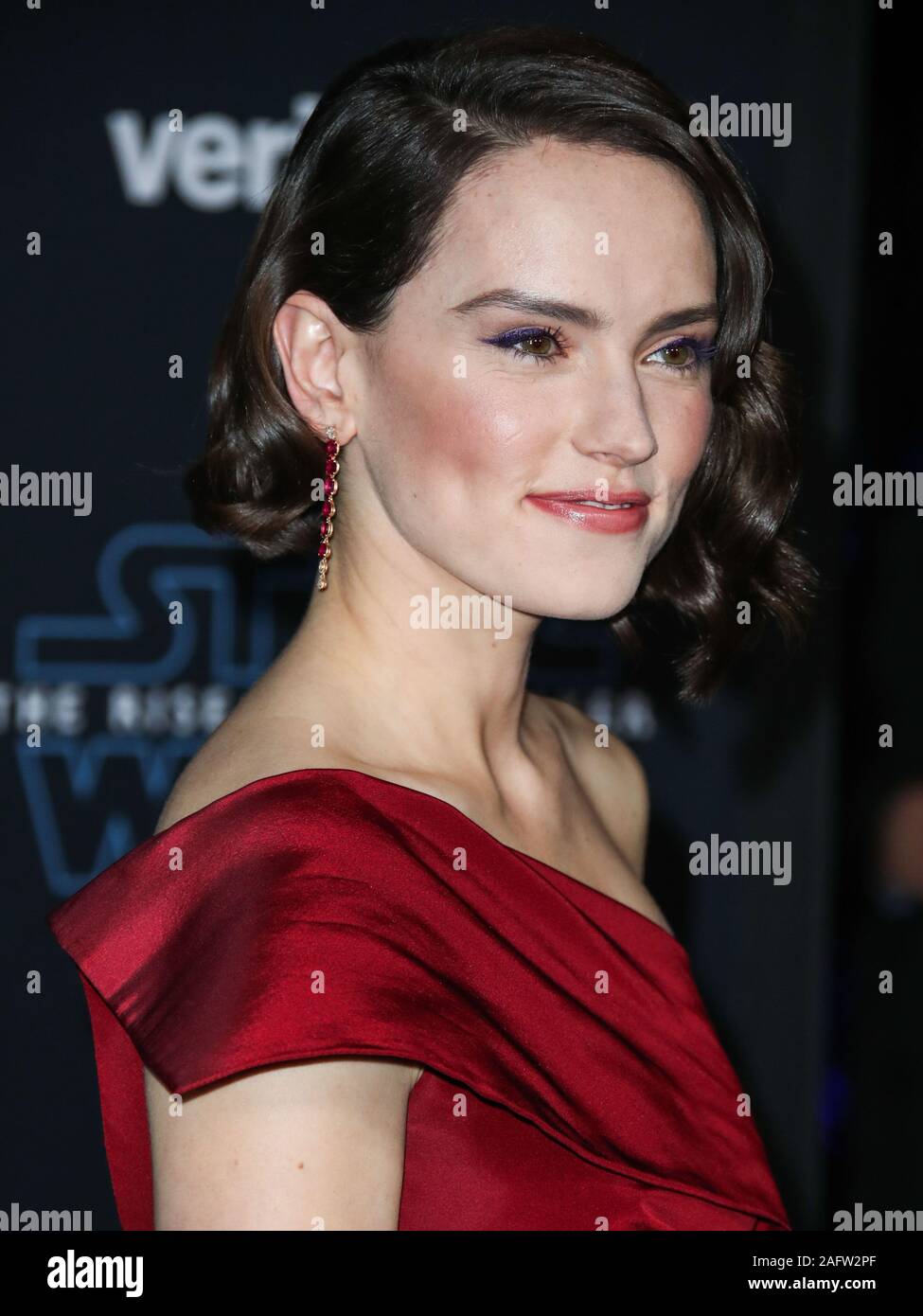 Hollywood, Stati Uniti. Xvi Dec, 2019. HOLLYWOOD e LOS ANGELES, CALIFORNIA, STATI UNITI D'America - 16 dicembre: attrice Daisy Ridley indossando un Oscar de la Renta dress arriva alla Premiere mondiale di Disney's "Star Wars: Il luogo di Skywalker" tenutasi presso l'El Capitan theater sul dicembre 16, 2019 a Hollywood e Los Angeles, California, Stati Uniti. (Foto di Xavier COLLIN/Image Press Agency) Credito: Image Press Agency/Alamy Live News Foto Stock