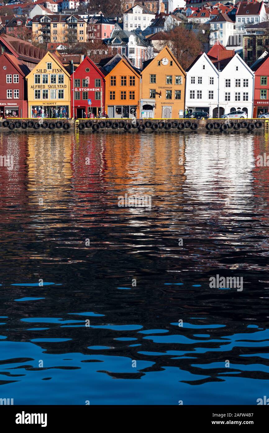 Bryggen case, Bergen, Norvegia - Novembre 2019. Vecchio, hasnaetic legno case di Bryggen riflessa nell'acqua. UNESCO World Heritage Site - più turistica Foto Stock
