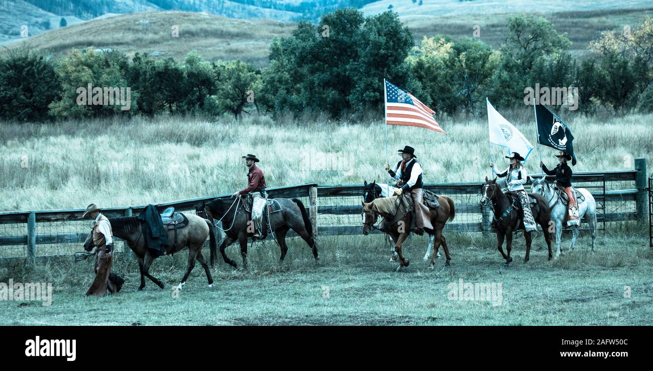 Settembre 27, 2019, Custer State Park, il Dakota del Sud, Stati Uniti d'America - cowboy e cowgirls portarci a bandiera annuale di Custer State Park Buffalo Roundup Foto Stock