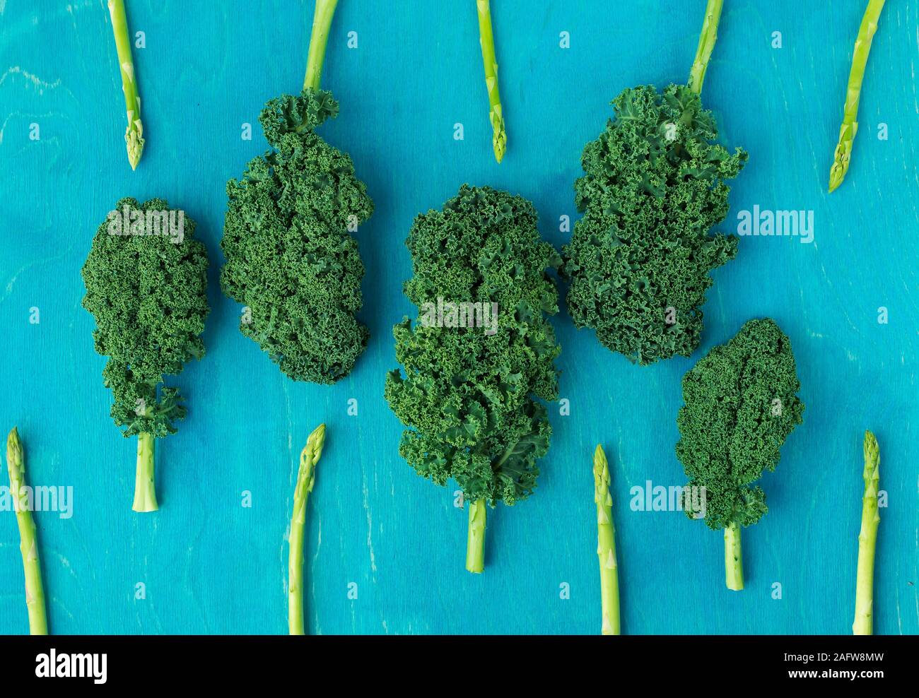 Layout creativo fatto di kale, asparagi. Lay piatto. Cibo sano concetto. Foto Stock