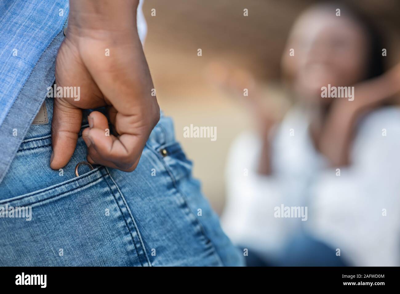 Barare uomo nascondere l'anello nuziale in tasca mentre risalgono con amante Foto Stock