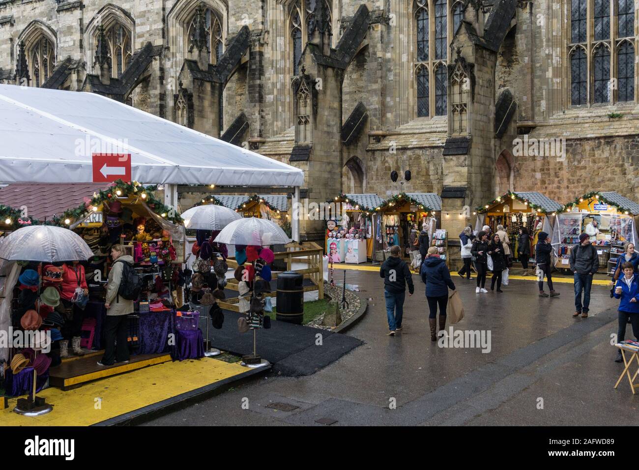 I visitatori di Winchester Mercatino di Natale accanto alla cattedrale, Winchester, Hampshire, Regno Unito Foto Stock