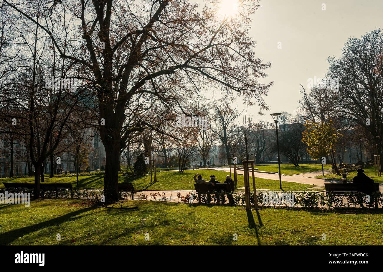 Dicembre 2019 a Sofia Bulgaria: Sofia vi saluta con strade larghe foderato con vivace Cafè, vedute delle montagne circostanti, giallo brillante trundled tram lungo strade trafficate il dolce profumo di pasta come viaggio attraverso il cuore della città a vedere l'edificio rosso un simbolo del blocco orientale visita statue e monumento dal partito comunista volte avvicinarsi alla vita locale a piedi bye street di commercianti che vendono icone sovietica e URSS cappucci militare dopo la caduta del muro di Berlino. Attrazioni come la Chiesa Ortodossa Bulgara Cattedrale Alexander Nevsky cattedrale costruita in stile Neo-Byzantine amato Foto Stock