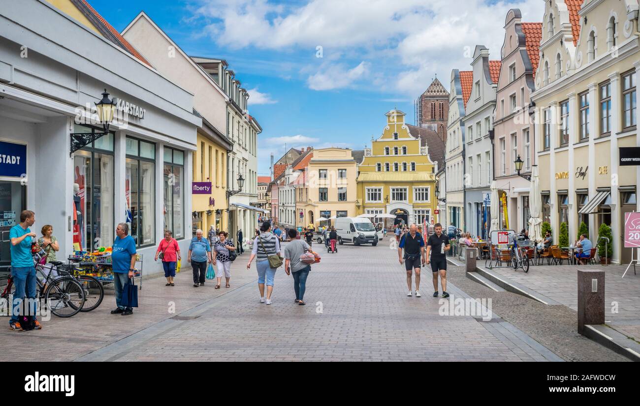 Krämer Street nel centro storico della città anseatica di Wismar, Meclenburgo-Pomerania Occidentale, Germania Foto Stock