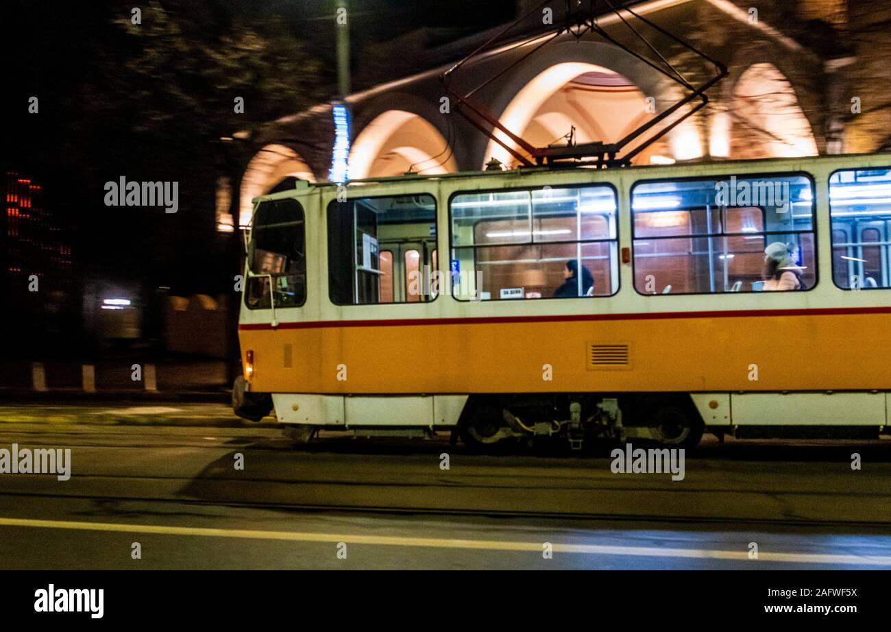 Dicembre 2019 a Sofia Bulgaria: Sofia vi saluta con strade larghe foderato con vivace Cafè, vedute delle montagne circostanti, giallo brillante trundled tram lungo strade trafficate il dolce profumo di pasta come viaggio attraverso il cuore della città a vedere l'edificio rosso un simbolo del blocco orientale visita statue e monumento dal partito comunista volte avvicinarsi alla vita locale a piedi bye street di commercianti che vendono icone sovietica e URSS cappucci militare dopo la caduta del muro di Berlino. Attrazioni come la Chiesa Ortodossa Bulgara Cattedrale Alexander Nevsky cattedrale costruita in stile Neo-Byzantine amato Foto Stock