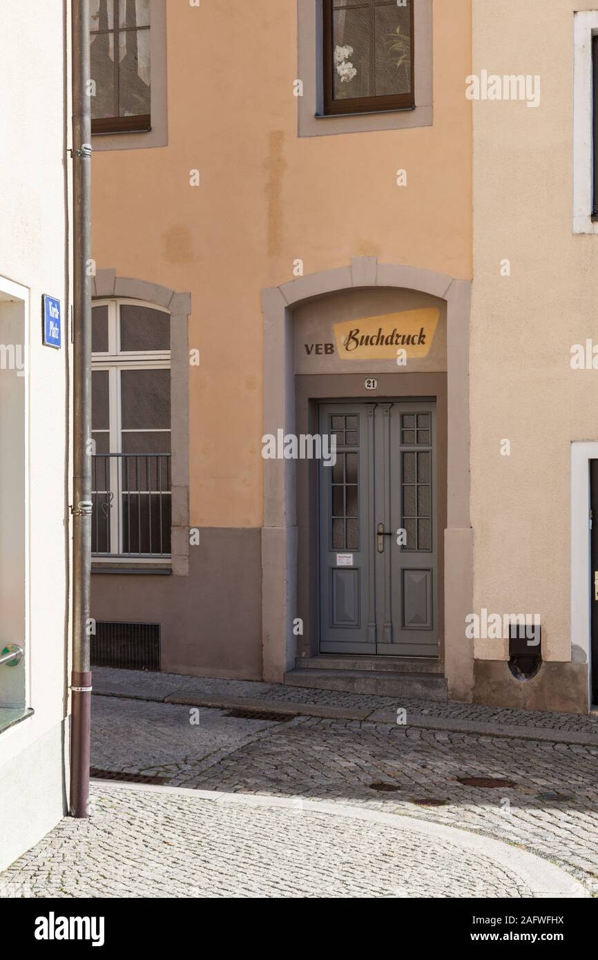 Strade strette a Dippoldiswalde, qui con VEB Buchdruck una stampa tipografica targhetta di fabbrica aziendale della RDT era Foto Stock