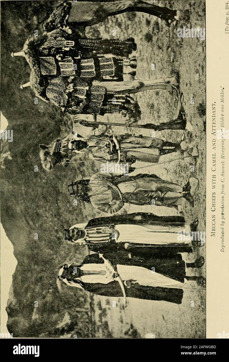 . La spada dell'Islam. acqua-portanti, mentre altri fanno piccoli focolari di argilla,dipinto di giallo e rosso che vendono a thepilgrims, che far bollire il loro caffè-pentole su di loro. Fabbricazione Manyagain piccole ceste e stuoie di dateleaves, o preparare una bevanda inebriante chiamato Buza.Essi riescono generalmente durante il loro soggiorno in Hijazto racimolare una piccola somma di denaro li whichenables, al loro ritorno, per avviare alcuni slightventure sul proprio conto. Quando una volta i pellegrini raggiungono i confini ofArabia sono sotto la cura del Grand Sharifof Mecca, che si suppone di essere responsabili fo Foto Stock