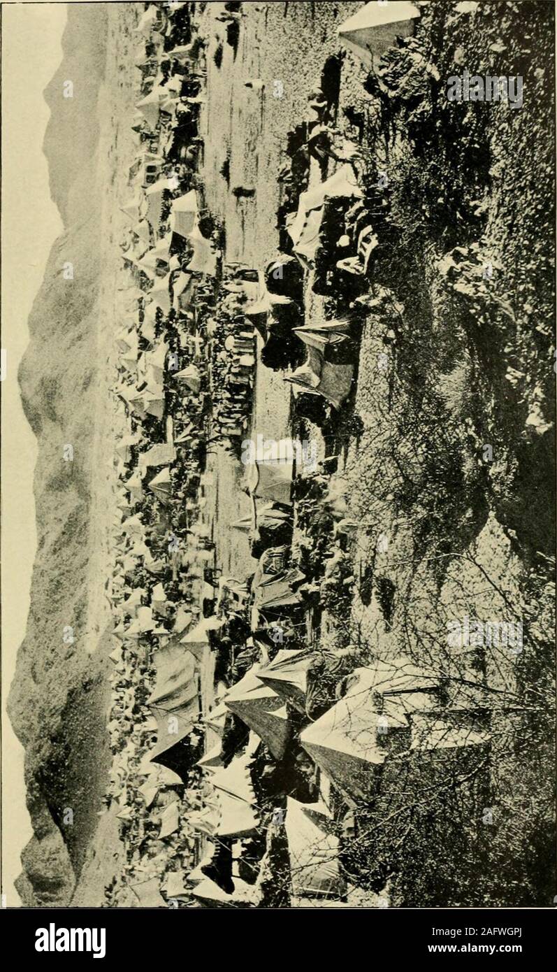 . La spada dell'Islam. andhas ottenuto dal cuore di alcuni capitoli del Corano, delle donne di con-sidered in Oriente come creature inferiori, ai quali alcuni learnedcommentators sul Corano nega anche l'ingresso in paradiso ; *i loro mariti care poco circa la loro rigorosa osservanza di religiousrites, e molti di loro persino antipatia, perché solleva themnearer ad un livello con loro stessi e si è osservato che thewoman fa una pessima moglie che può una volta rivendicazione rispetto a whichshe è autorizzato dalla lettura regolare delle preghiere. Ultimo, ma forse non meno, tra la peculiare-ities di Madina, sono la spia MIL Foto Stock