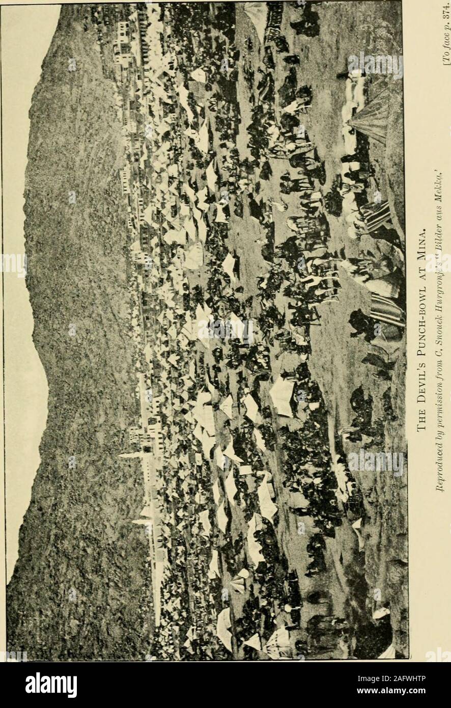 . La spada dell'Islam. Egli Fiend con pietre.Il grande Satana è un nano contrafforte di rudemasonry circa 8 piedi alto da dieci e mezza di ampia,posta a battuta contro una parete ruvida di pietre al Meccanentrance a Mina. Come ogni devoto si sforza di ottenere asnear a questo pilastro come possibile prima della colata di un stonethereat, lotte e litigi sono di frequente,e molte un arto rotto o feriti betokensthe testa pio zelo della infelice adoratore, quali nodanger o difficoltà possono scoraggiare da effettuare finoal lettera le ingiunzioni del Profeta. Questo pericoloso cerimonia, finito il pilgrimperforms il Foto Stock