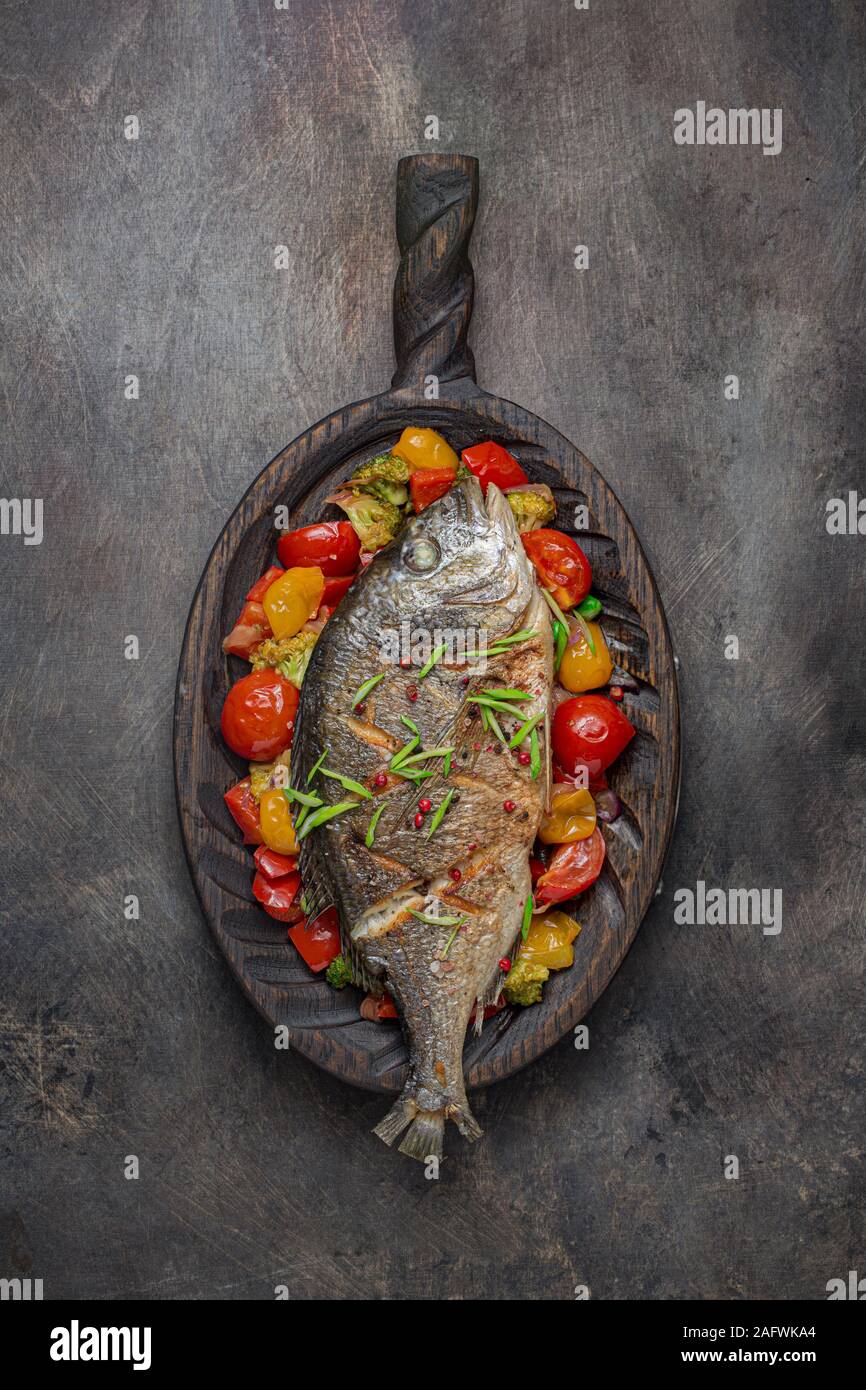 Grigliate di pesce intero con verdure, copia dello spazio. Foto Stock