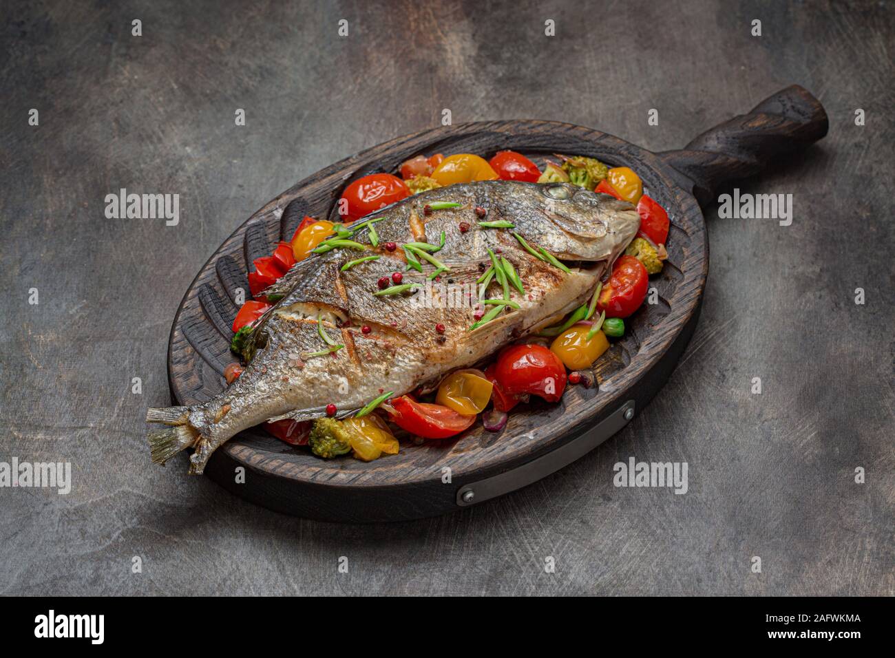 Frittura di pesce dorado con verdure, copia dello spazio. Foto Stock