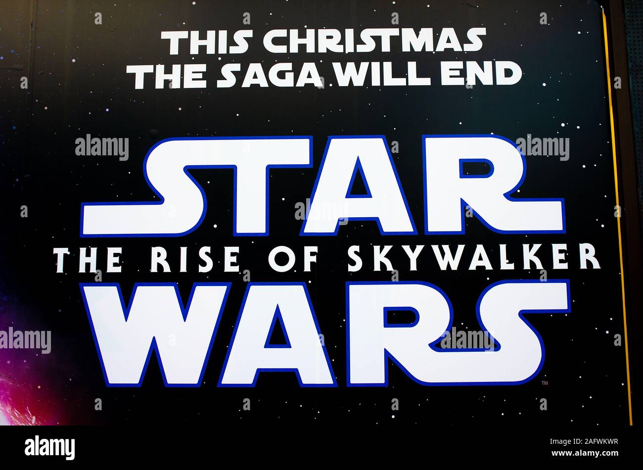 Parte del poster esposto al di fuori dell'Empire Cinema di Leicester Square, Londra, che fa pubblicità al rilascio di Natale di Star Wars - L'Ascesa di Skywalker. Foto Stock