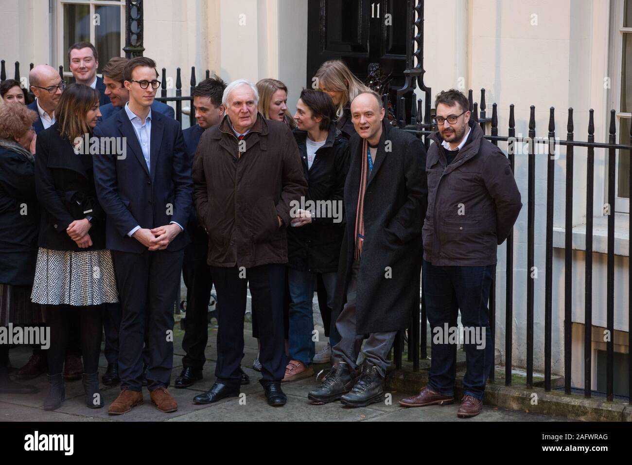 Londra, Regno Unito. 13 dicembre, 2019. No. 10 Downing Street personale, compreso Dominic Cummings (2r), attendere al di fuori 11 di Downing Street per il neo eletto primo Foto Stock